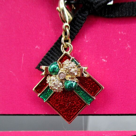 Lot of 4 Nordstrom Christmas Enamel Charms Sleigh Wrapped Gifts Wreath Gold Tone - Picture 5 of 11